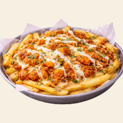 Butter Chicken loaded Pommes mit weißer Sauce